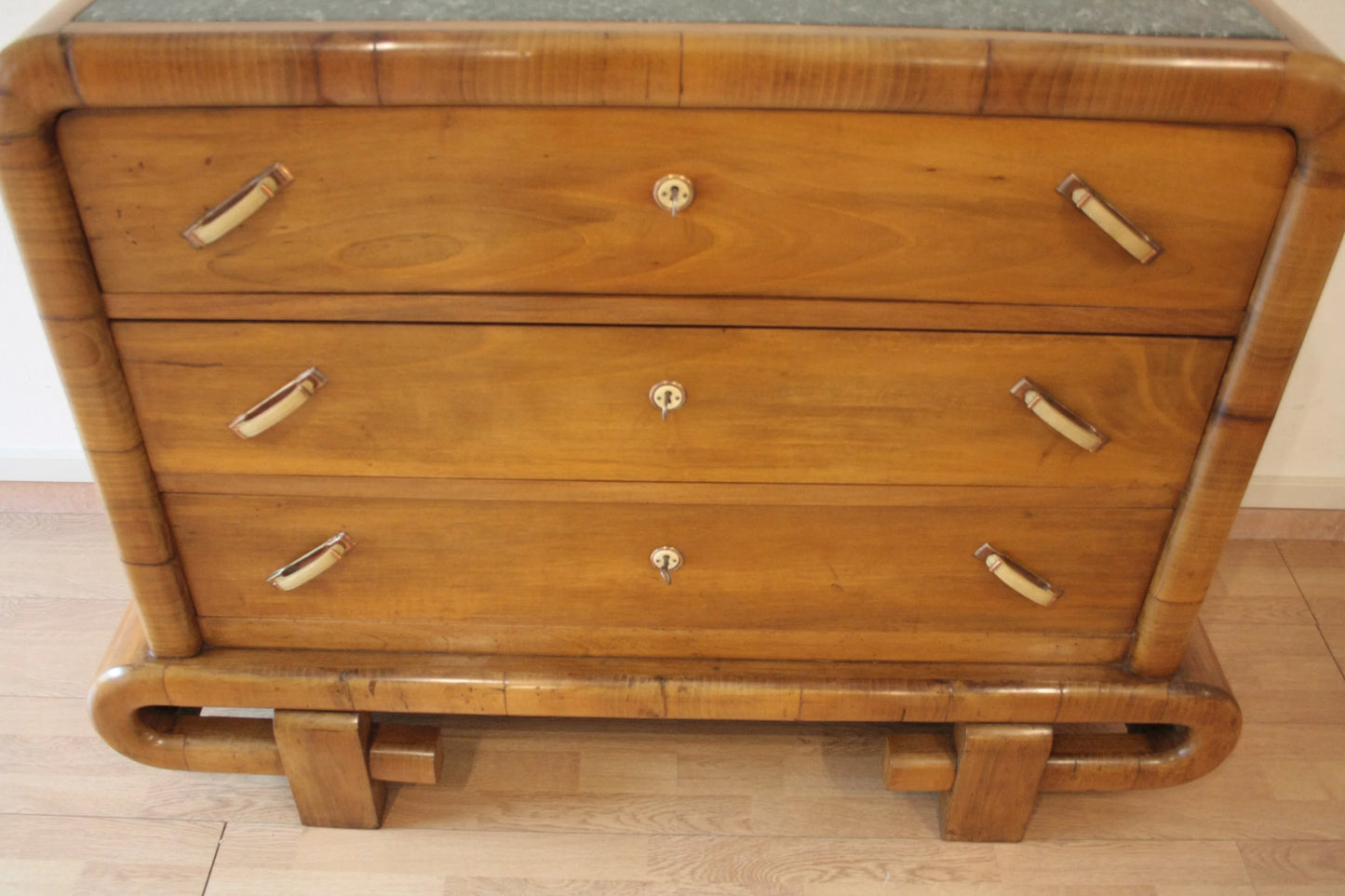 Cassettiera in noce art decò anni 50 con tre cassetti stile mid century modern italiana dario raia antiquariato