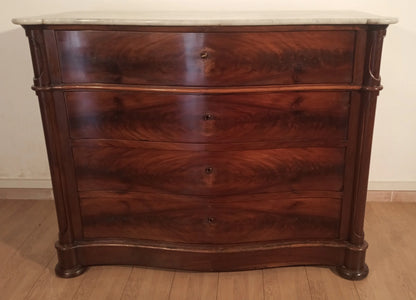 Cassettone luigi filippo in piuma di mogano con ripiano in marmo bianco carrara xix secolo