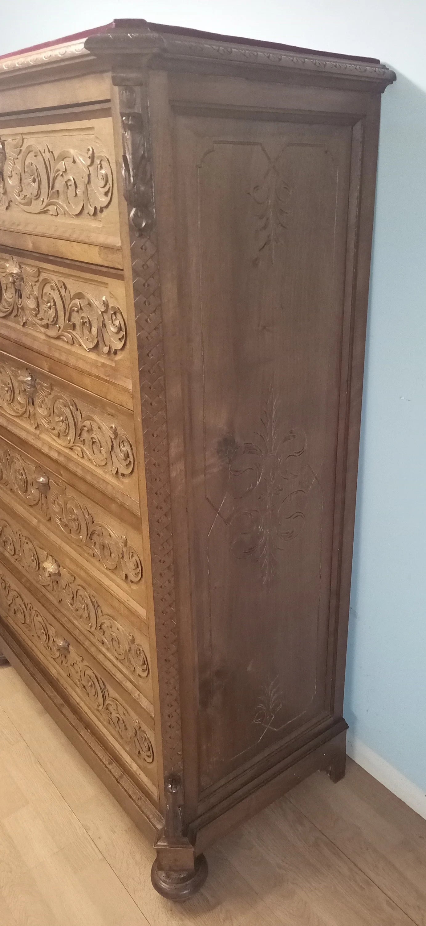 Cassettiera italiana in noce italiana ottocentesca con pannelli intagliati e piedi curvi decorativi in legno noce intagliato