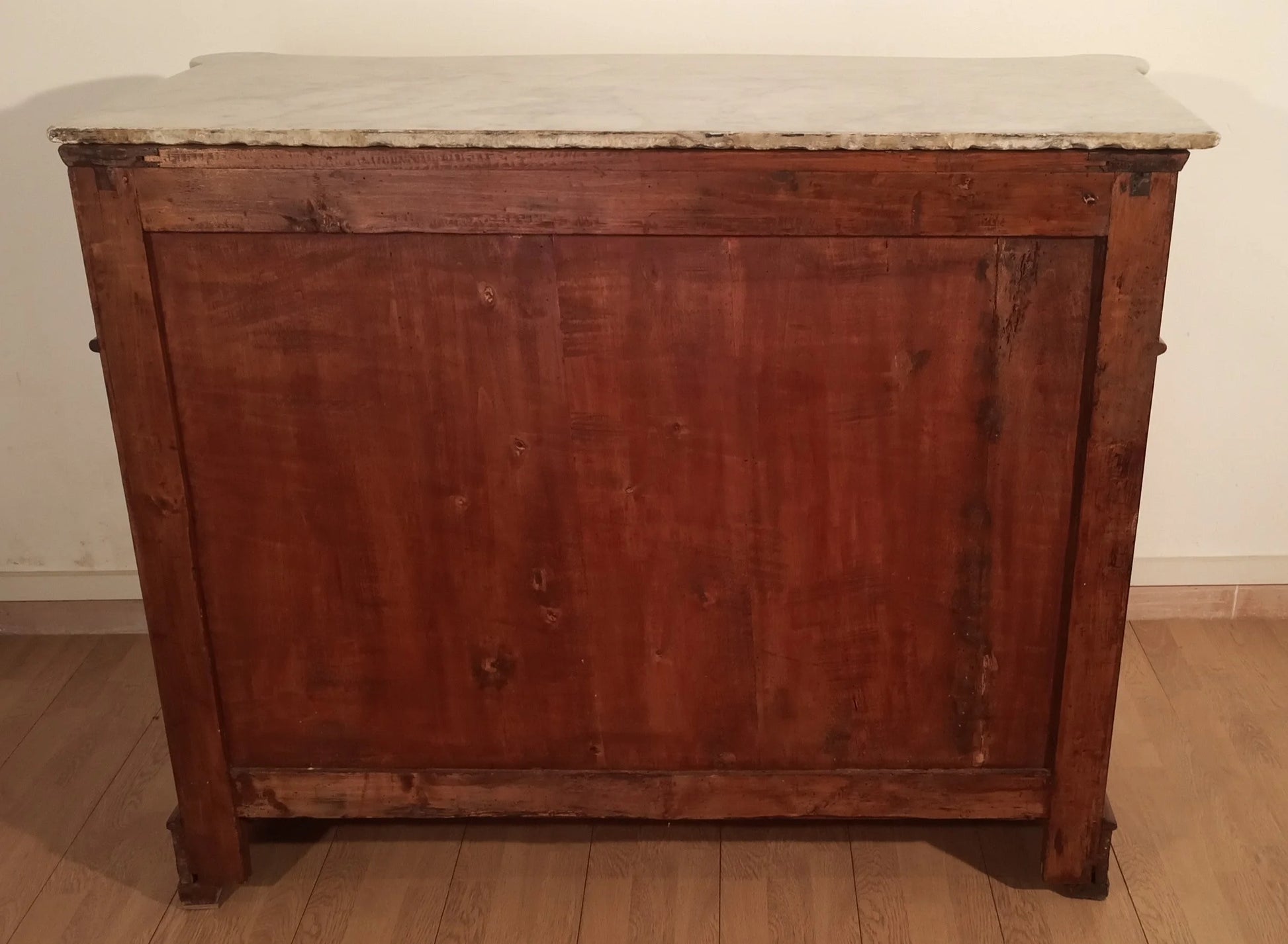 Cassettone luigi filippo in piuma di mogano con ripiano in marmo bianco carrara xix secolo