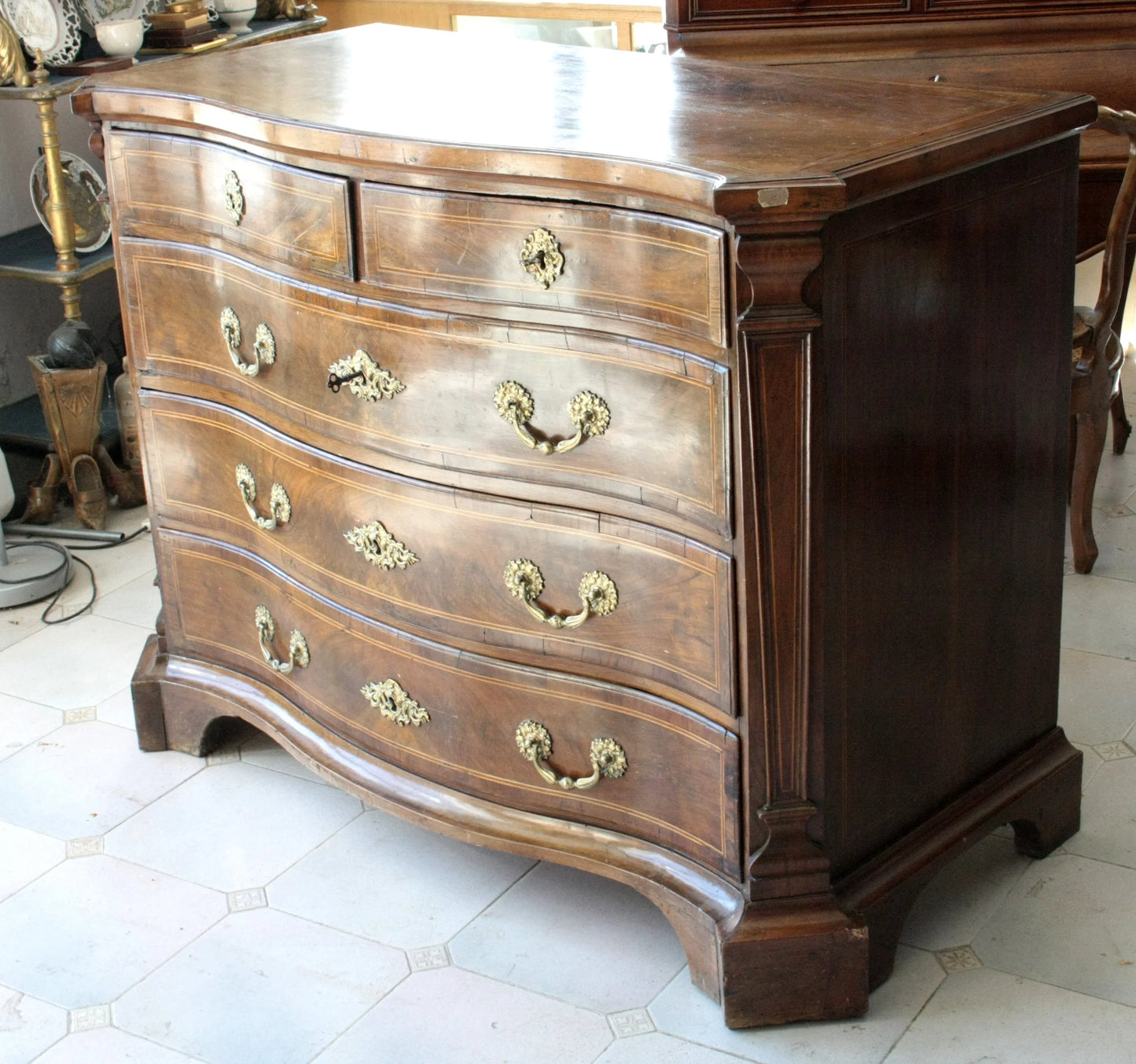 Raffinato cassettone in noce con fronte ricurvo e linea elegante con maniglie in ottone, XVIII secolo Spagna