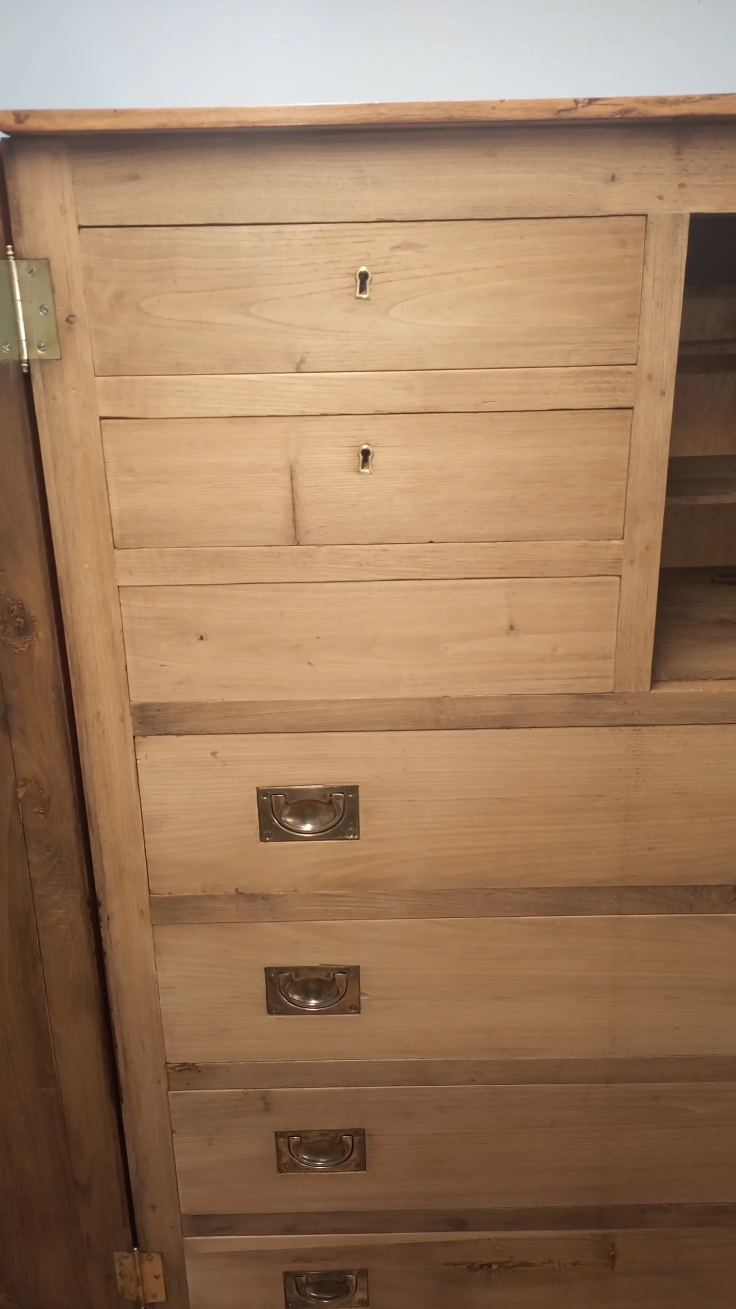 Mobile in noce restaurato inizi 900 con cassettiera interna e maniglie metalliche su più cassetti in legno