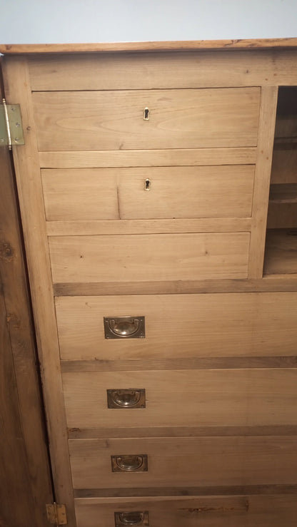 Mobile in noce restaurato inizi 900 con cassettiera interna e maniglie metalliche su più cassetti in legno