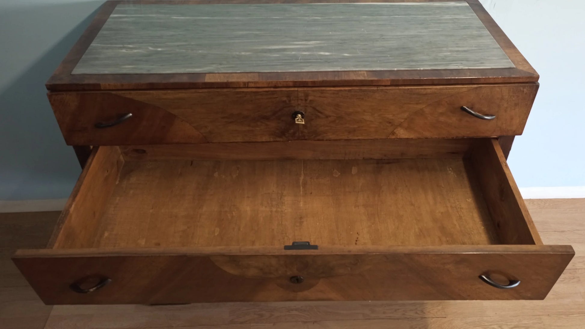 Cassettiera legno vintage con cassetto aperto e piano in marmo ideale per camera letto