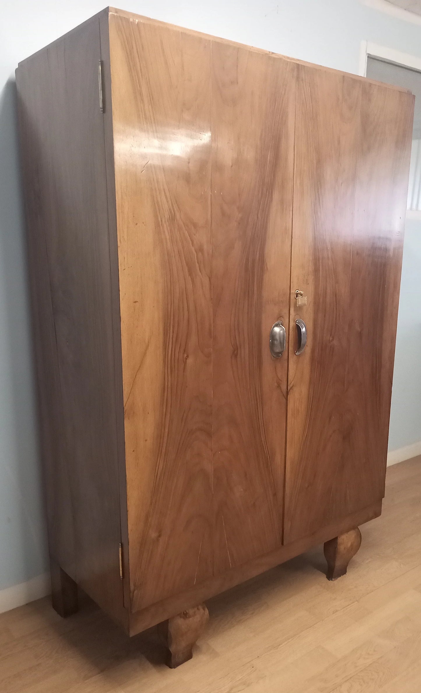 Mobile in noce con cassettiera interna restaurato inizi 900 e dotato di due ante su ruote in legno