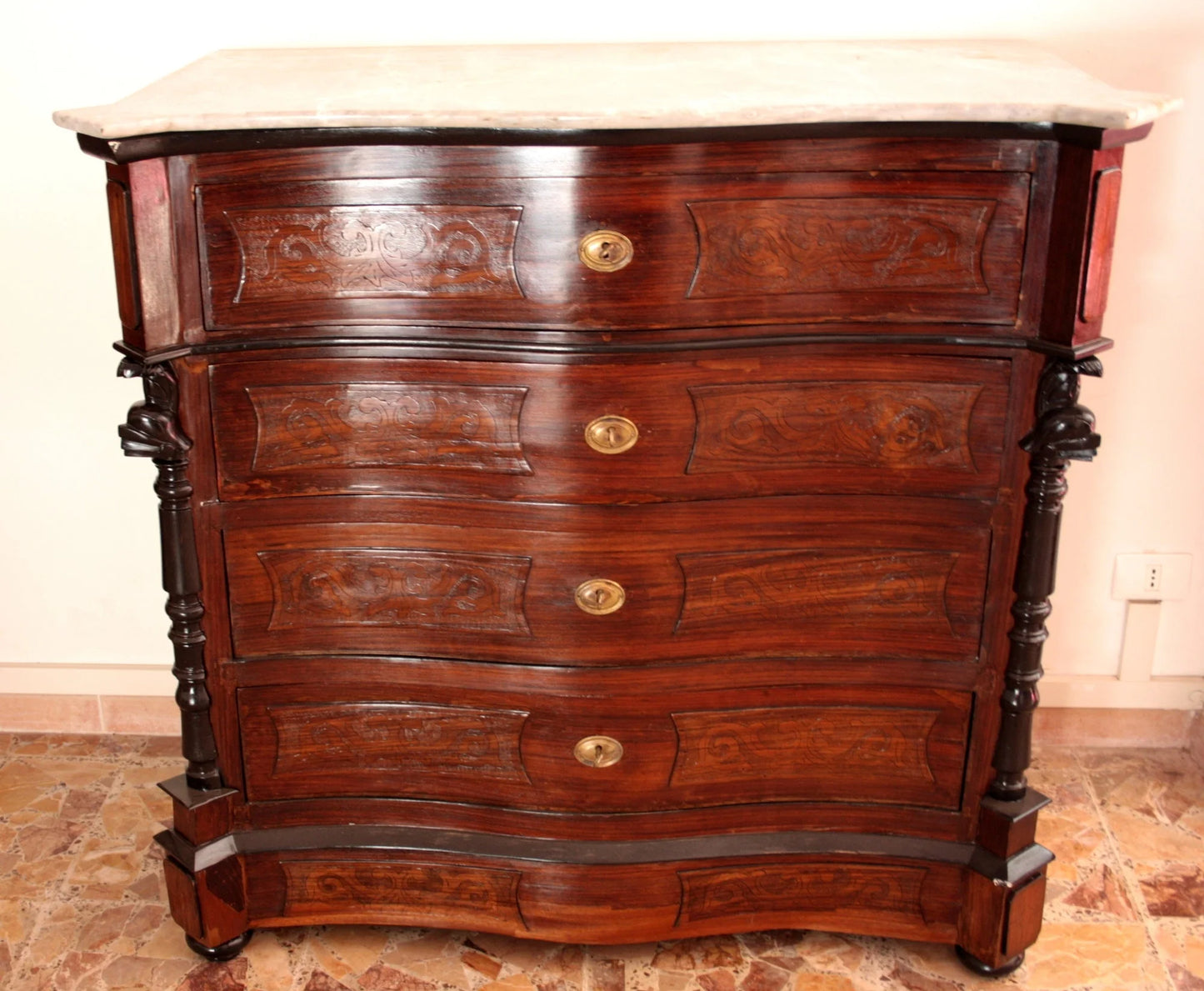 Elegante cassettone napoletano xix secolo in palissandro con fronte curvo e dettagli intagliati decorativi