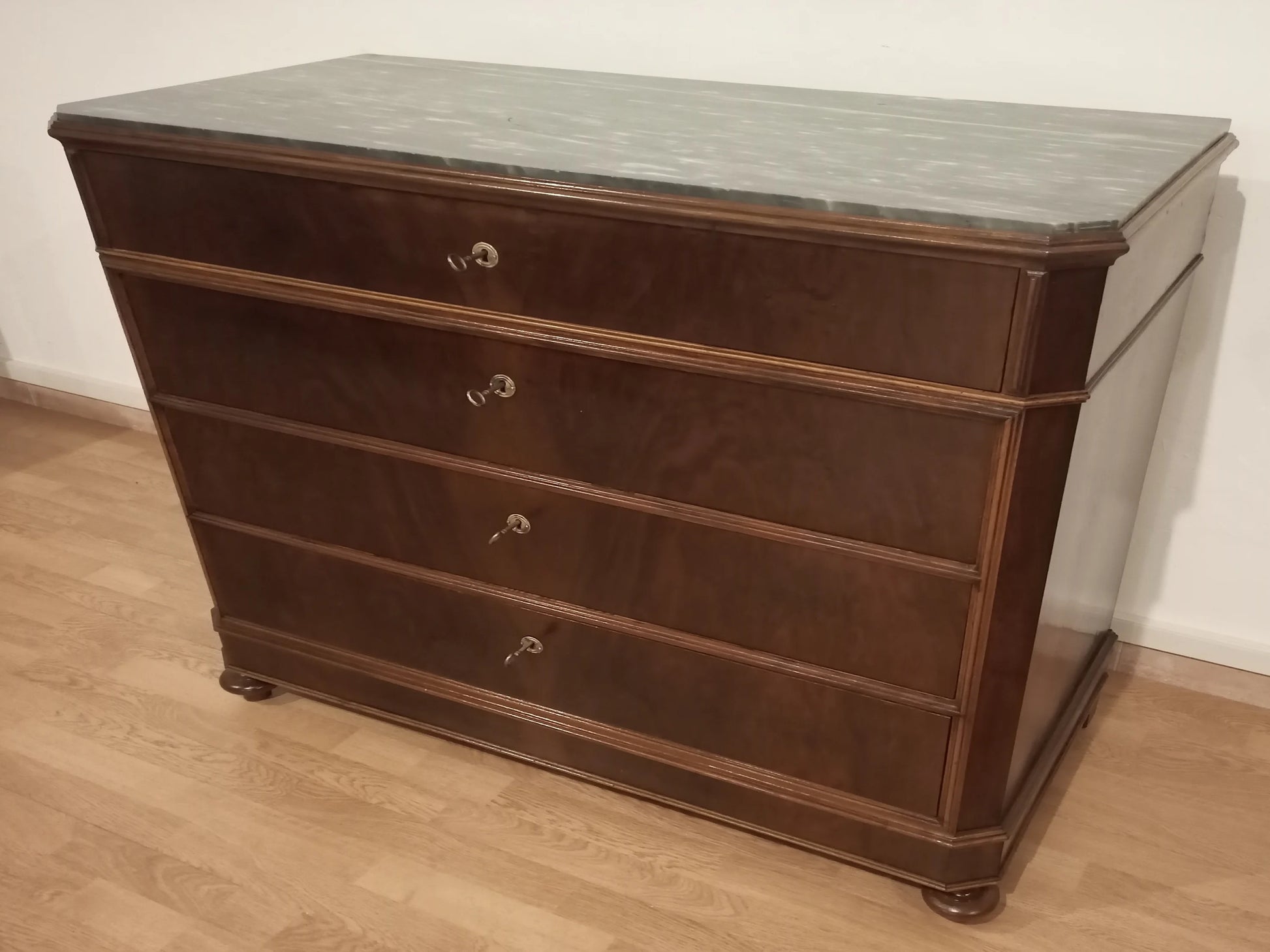 Comò cassettone cassettiera xix secolo in noce con quattro cassetti e piedi decorativi in legno scuro elegante cassettiera classica