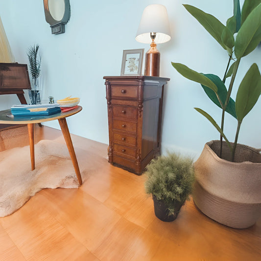Comodino vintage stile classico con cinque cassetti in legno scuro e marmo bianco restaurato raro comodino per camera da letto