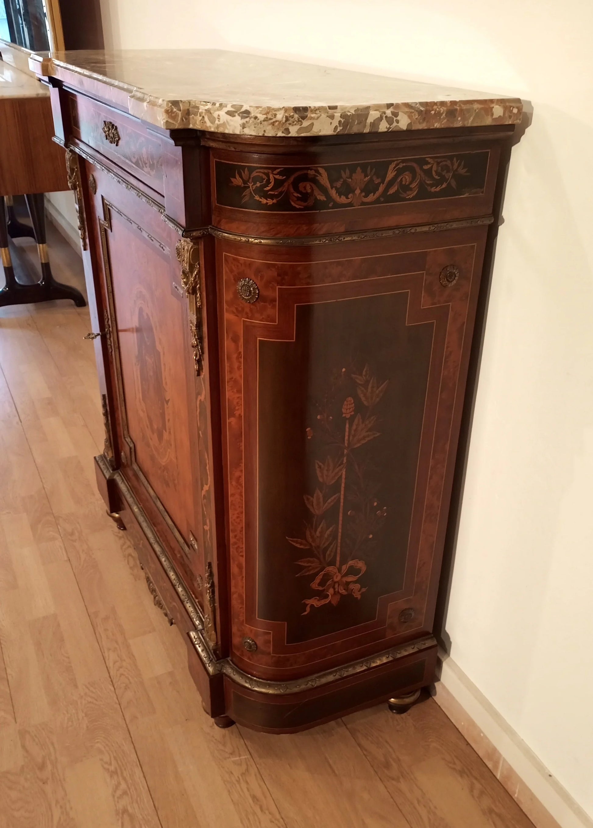 Splendida credenza bassa in legno con intarsi, marmo e applicazioni in ottone del xx secolo in varie essenze legno