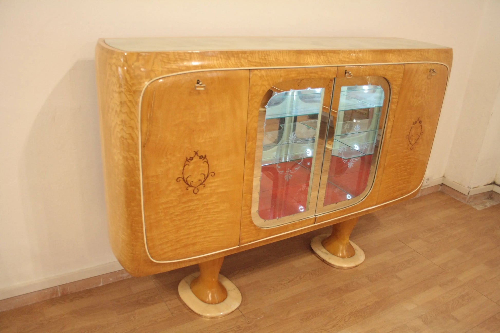 Mobile bar credenza vittorio dassi anni 50 in legno con ante in vetro credenza mid-century moderna