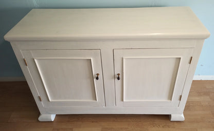 Madia credenza dispensa in legno bianco avorio design provenzale shabby con due ante e piano piatto creazione italiana