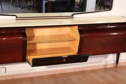 Credenza di metà secolo in mogano con top in marmo crema e specchio con cornice nera design italiano modernista osvaldo borsani