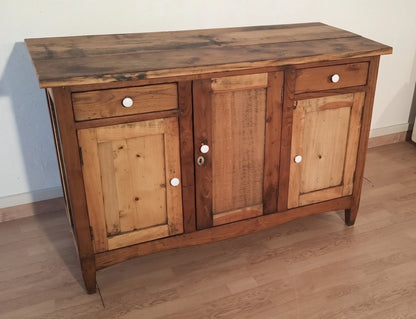 Credenza bassa pino rustica fine xix secolo con tre ante e due cassetti con pomelli bianchi italia