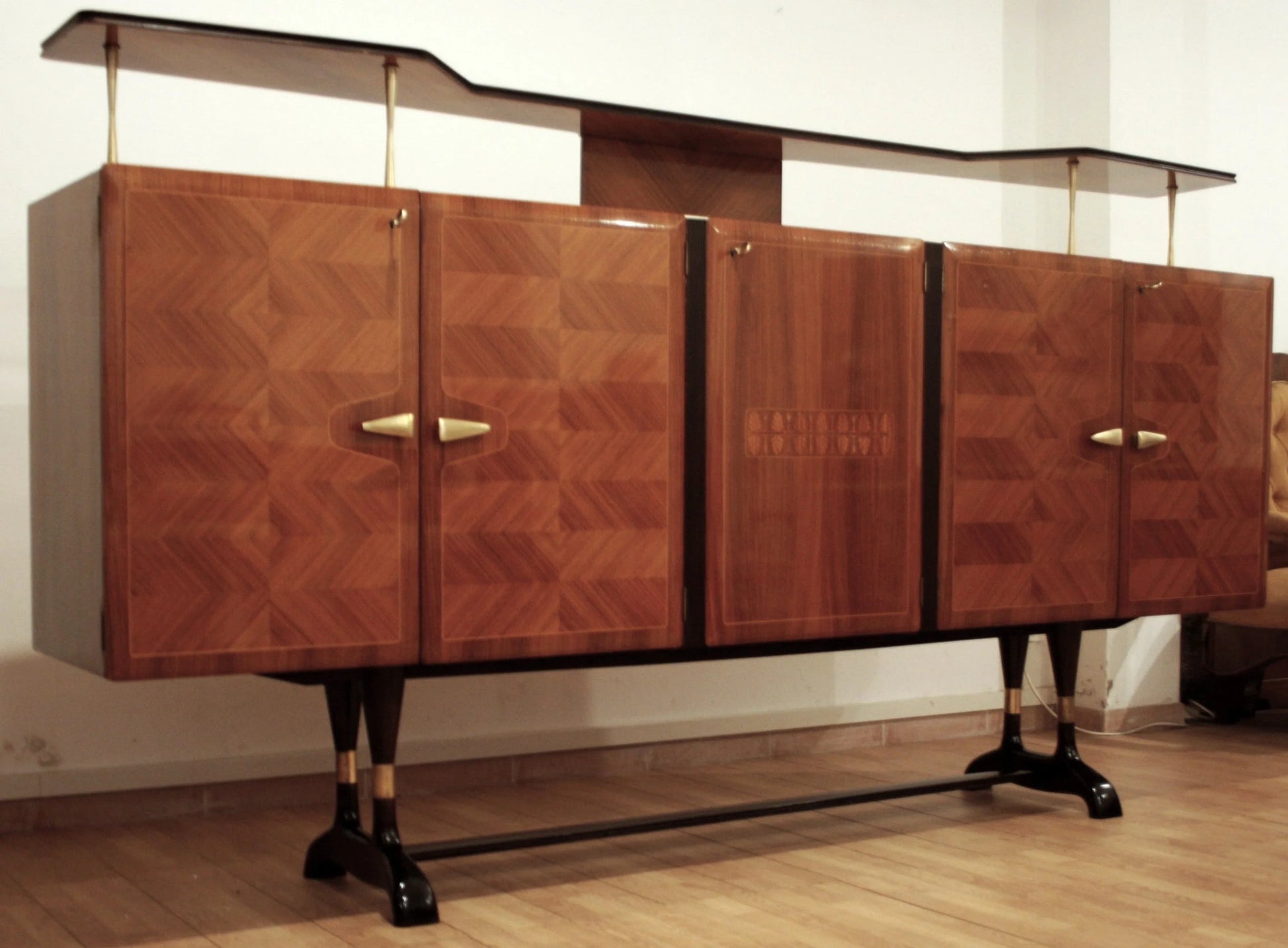 Credenza mid-century in legno con ante rame e piedi in metallo decorativo mobile bar consolle vittorio dassi