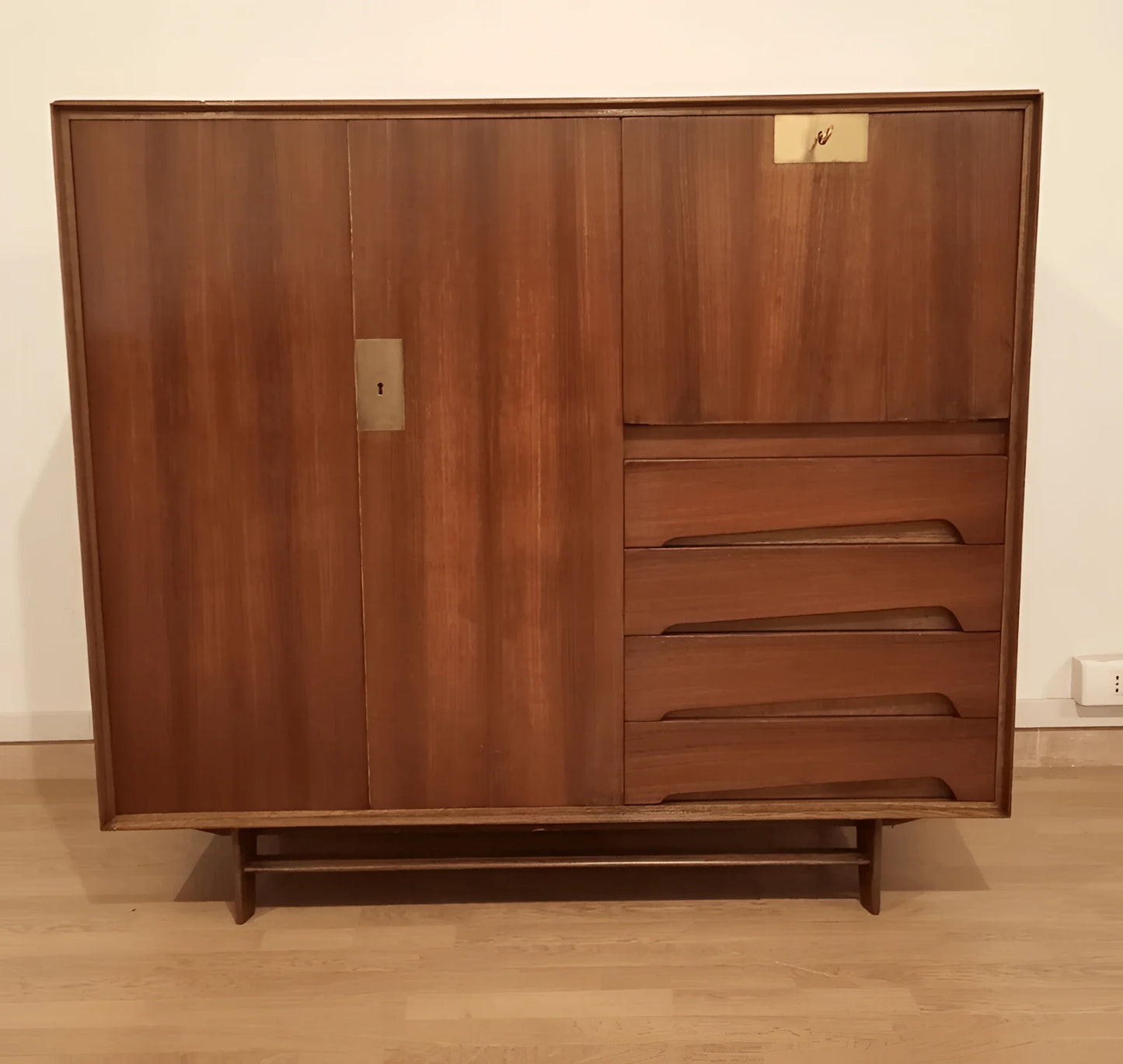 Credenza Edmondo Palutari restaurata in legno con ante scorrevoli e cassetti stile vintage anni 1950