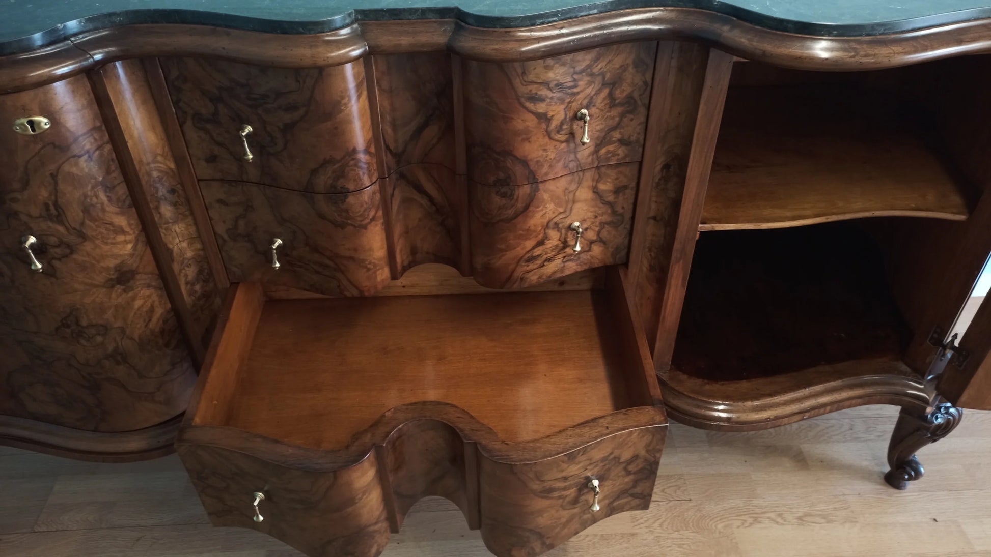 Credenza bassa chippendale in radica di noce originale con bordi curvi e cassetti multipli in legno intagliato