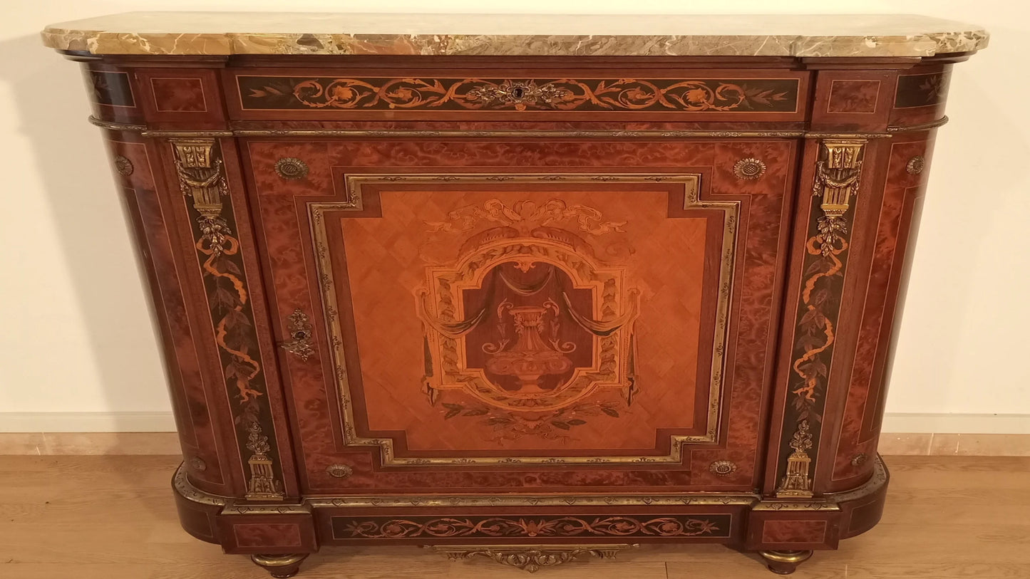 Splendida credenza bassa in legno con piano in marmo e intarsi con applicazioni in ottone del xx secolo