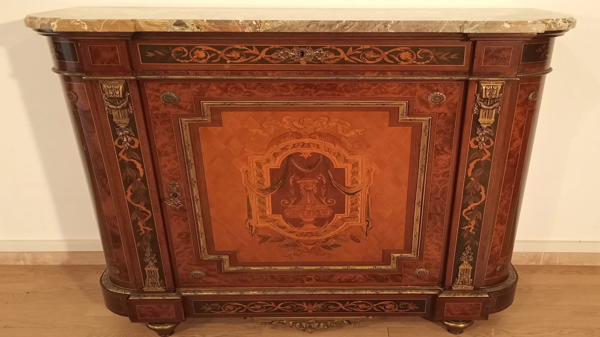 Splendida credenza bassa in legno con piano in marmo e intarsi con applicazioni in ottone del xx secolo