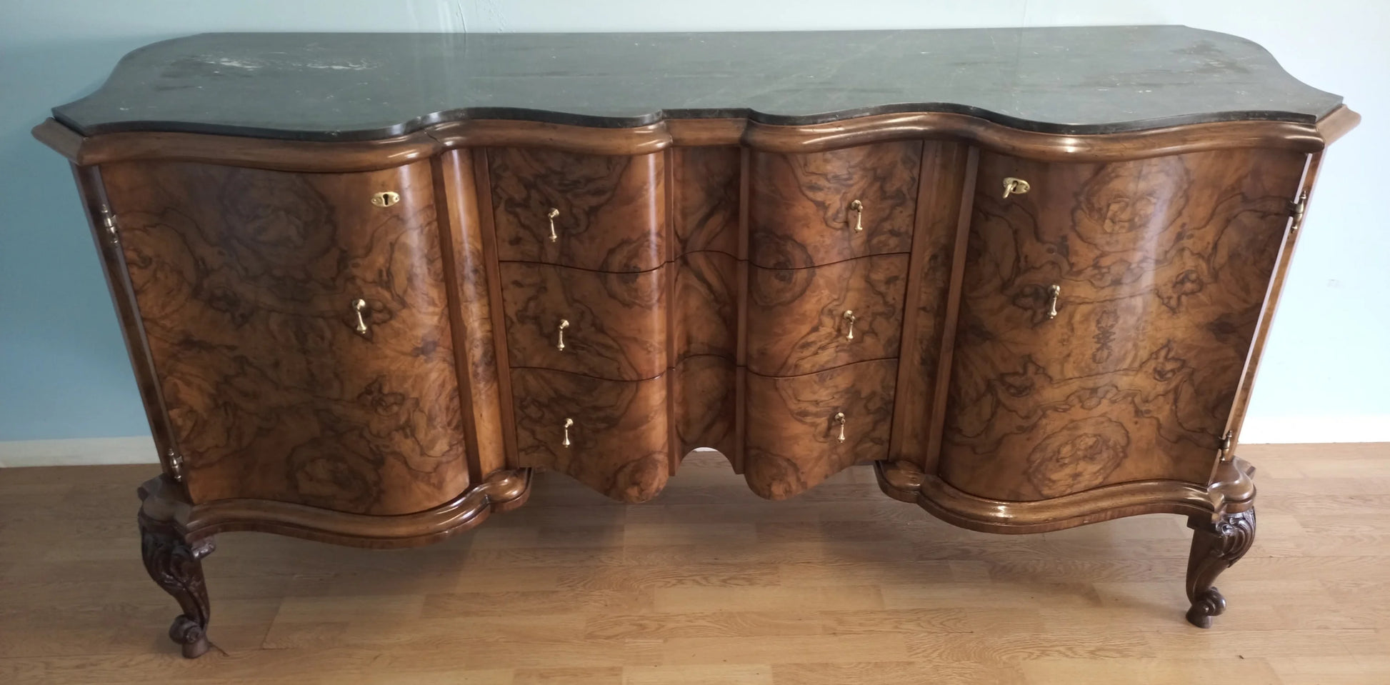 Credenza bassa chippendale in radica di noce con pannelli frontali curvi e gambe intagliate decorative