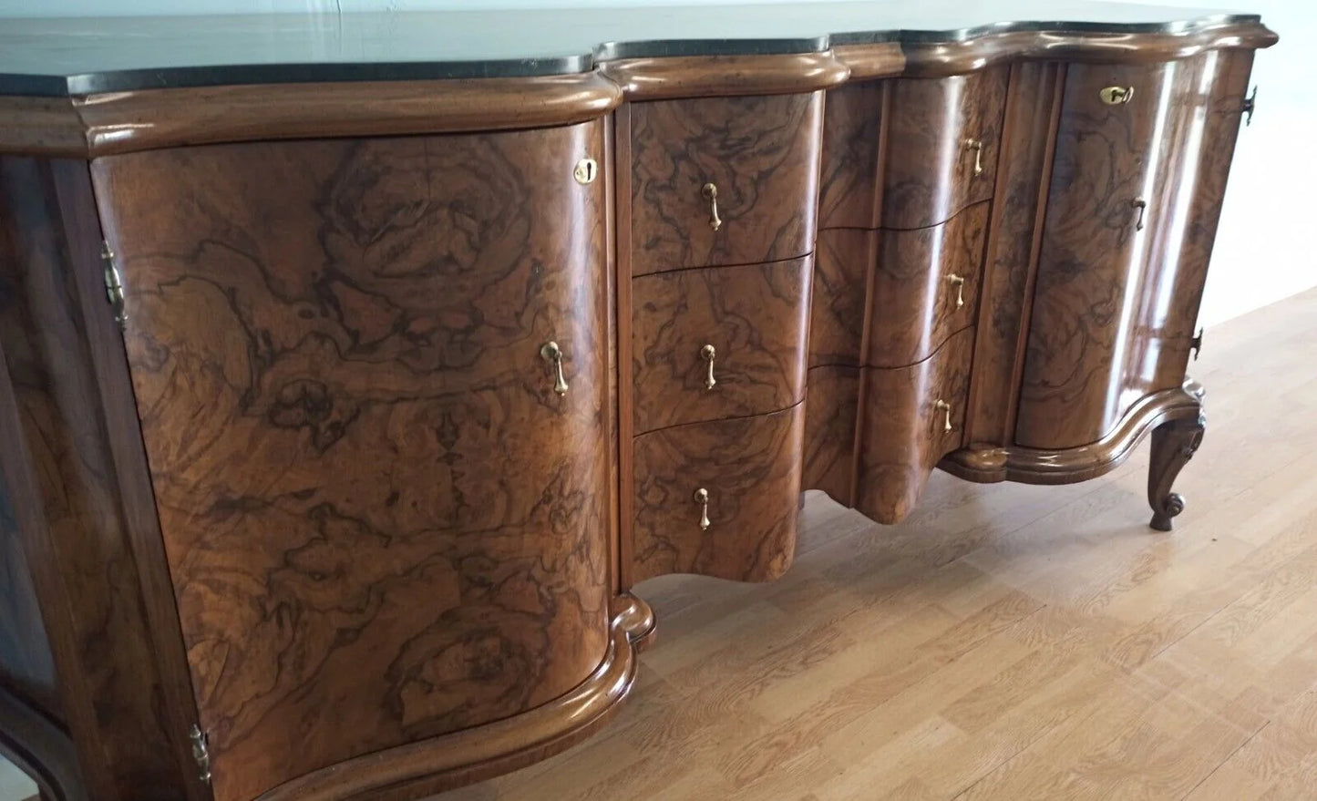 Credenza bassa chippendale in radica di noce con cassetti curvi e intarsi decorativi in stile deco