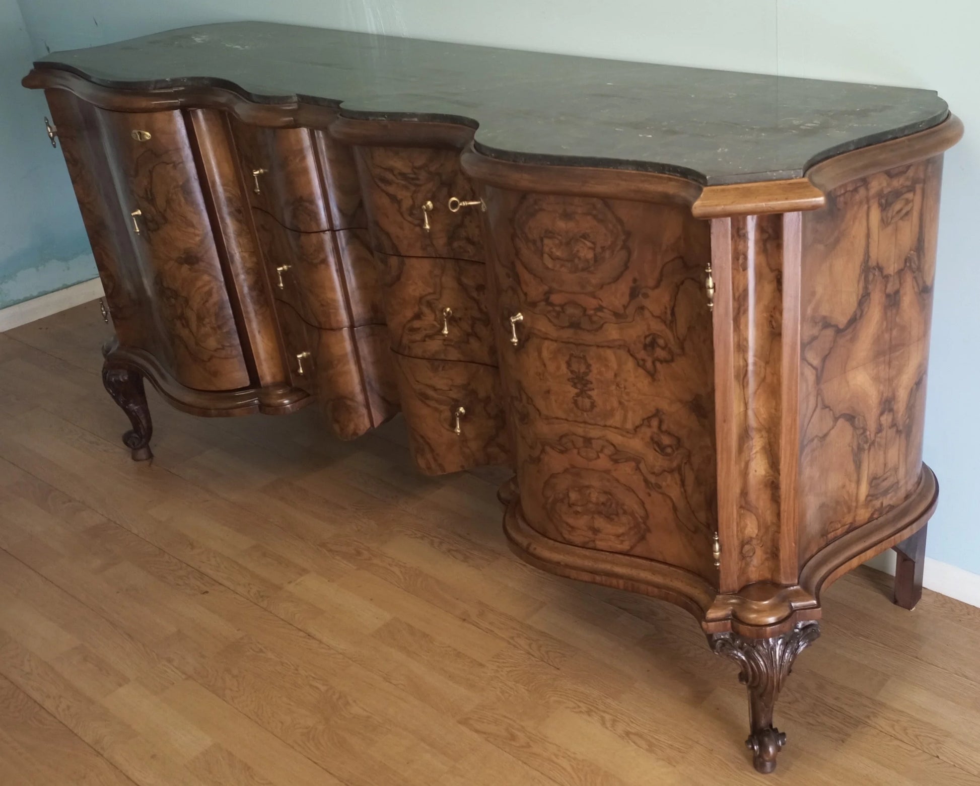 Credenza bassa chippendale in radica di noce con pannelli frontali curvi e dettagli intagliati decorativi