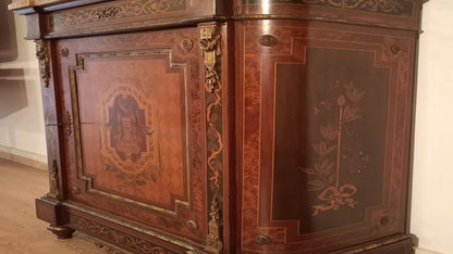 Splendida credenza bassa intarsiata con applicazioni in ottone e marmo in varie essenze di legno del xx secolo
