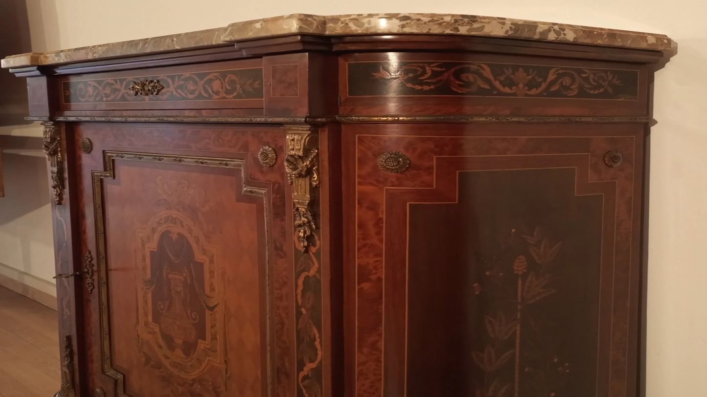Splendida credenza bassa in legno intarsiato con piano in marmo e applicazioni in ottone del xx secolo
