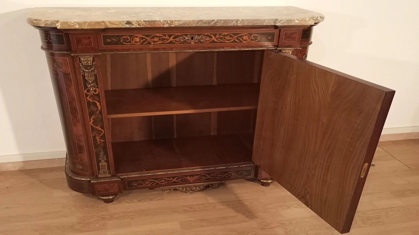 Splendida credenza bassa intarsiata con applicazioni ottone e marmo su varie essenze di legno del xx secolo