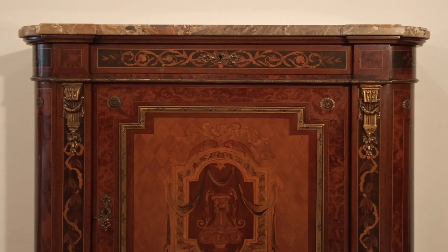 Splendida credenza bassa intarsiata con applicazioni in ottone marmo e legno di varie essenze del XX secolo