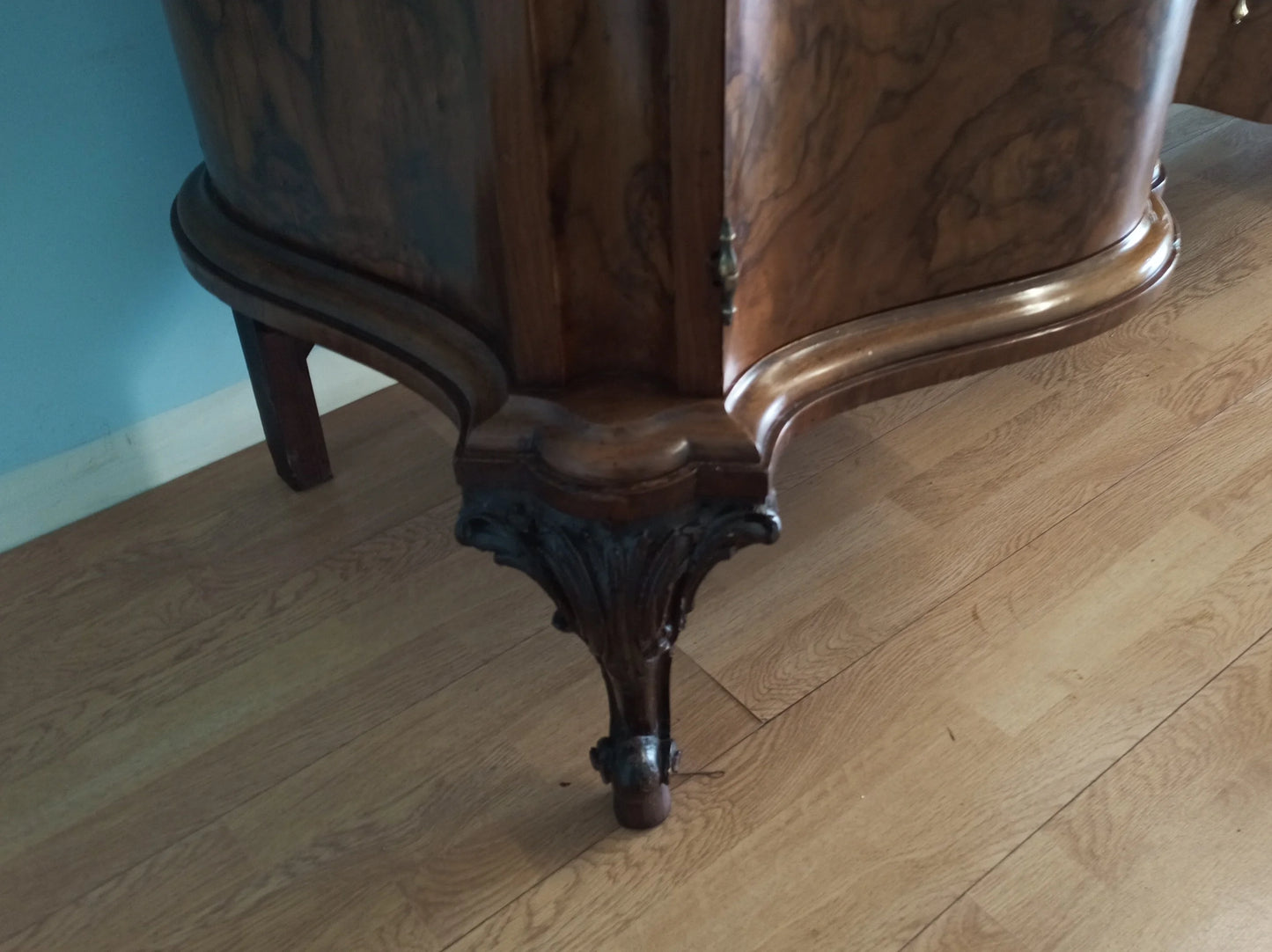 Gamba di credenza bassa chippendale in radica di noce con finitura scura e dettagli intagliati decorativi