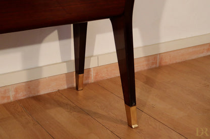 Credenza di metà secolo di osvaldo borsani in mogano con piedi a tromba e dettagli in ottone design italiano modernista