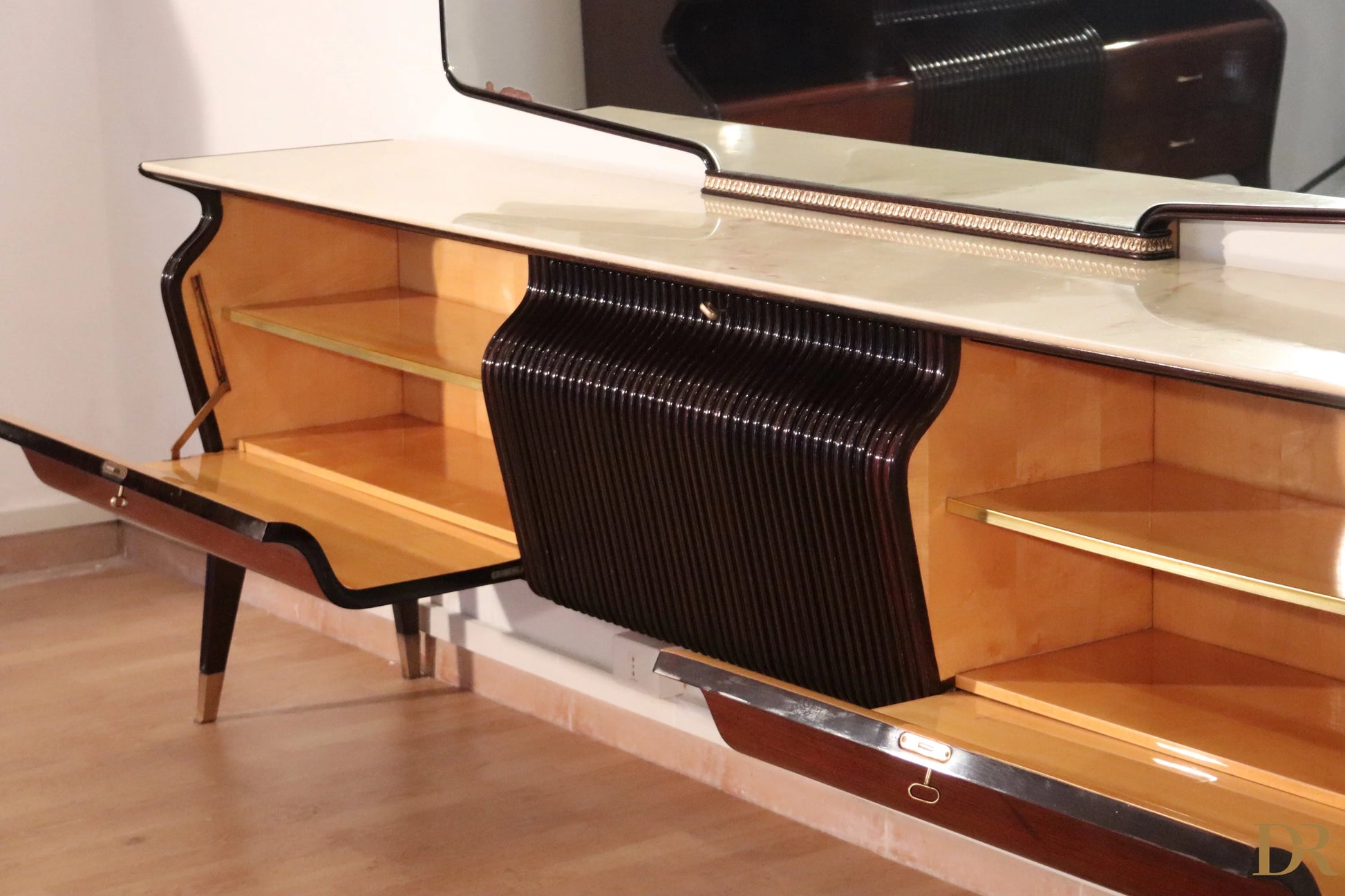 Credenza di metà secolo di osvaldo borsani con piano bianco lucido, accenti neri laccati e ripiani in legno chiaro design italiano modernista