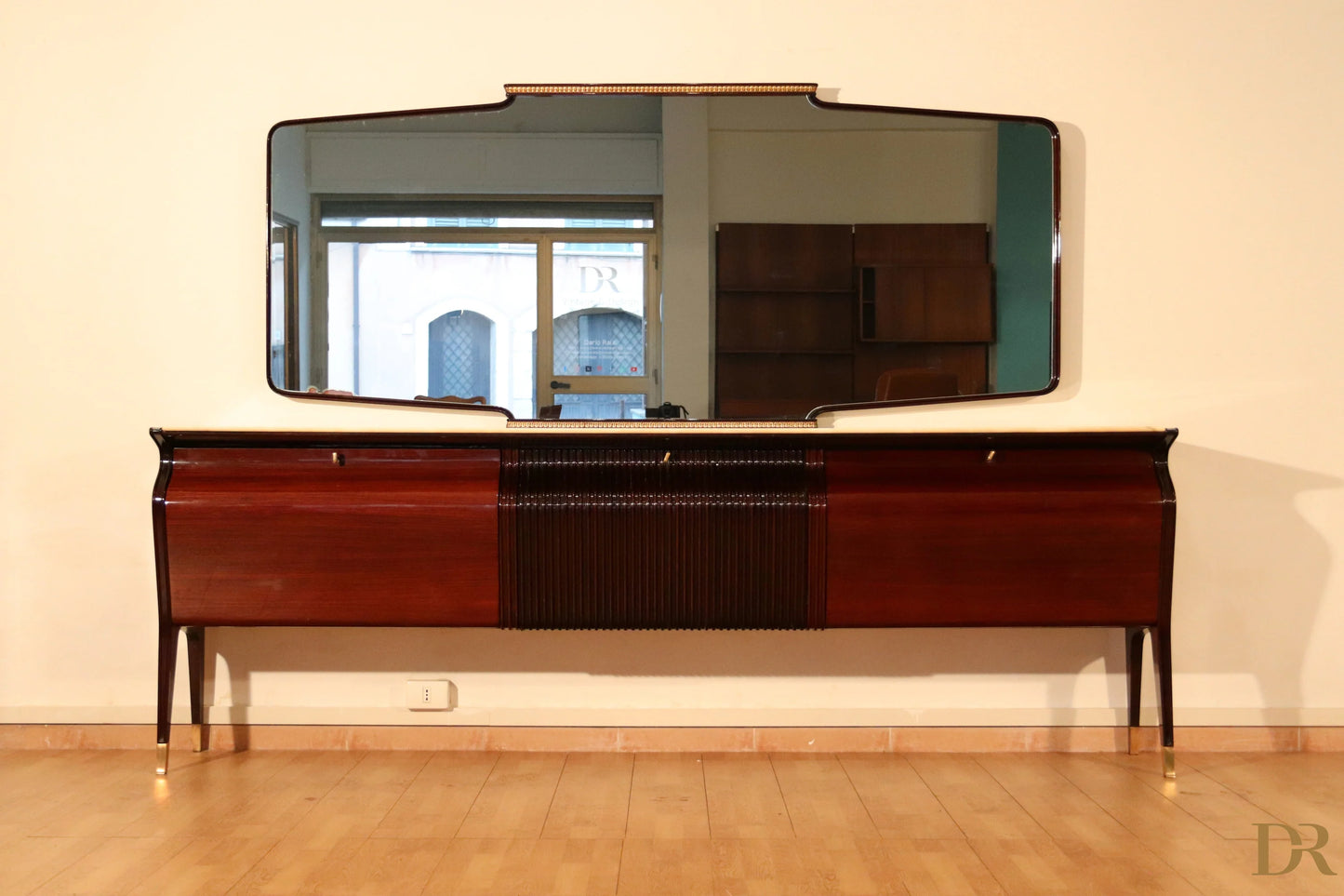 Credenza di Osvaldo Borsani in mogano con pannello centrale nero e gambe dorate design italiano modernista anni 50