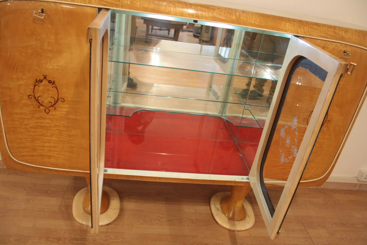 Mobile bar credenza vintage di vittorio dassi anni 50 in legno con ripiani in vetro e design mid-century moderna
