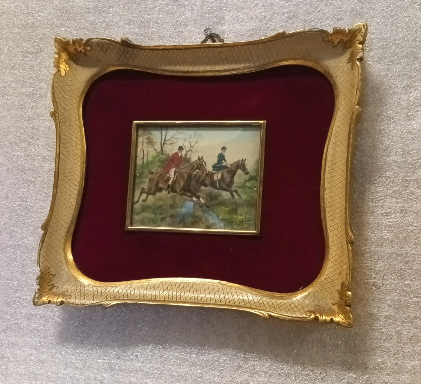 Miniatura olio su tela inglese del XIX secolo con cornice ornata in oro e velluto rosso rappresentante tradizione venatoria britannica