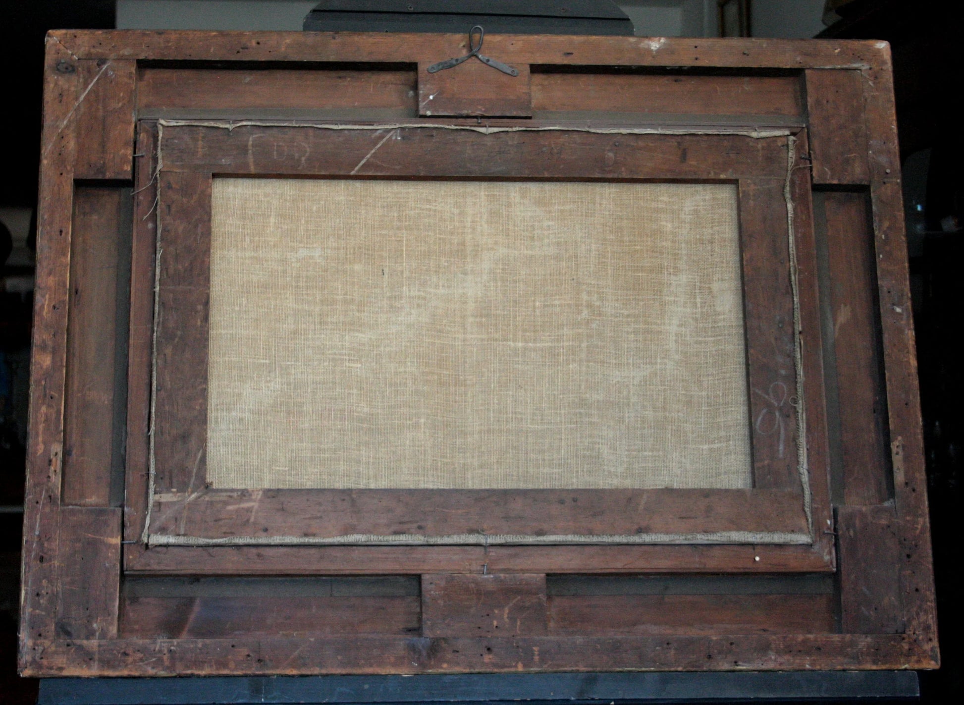 Cornice in legno con inserto in tessuto intrecciato marrone scuro in stile rustico per george young the mussel gatherers south coast gatherers