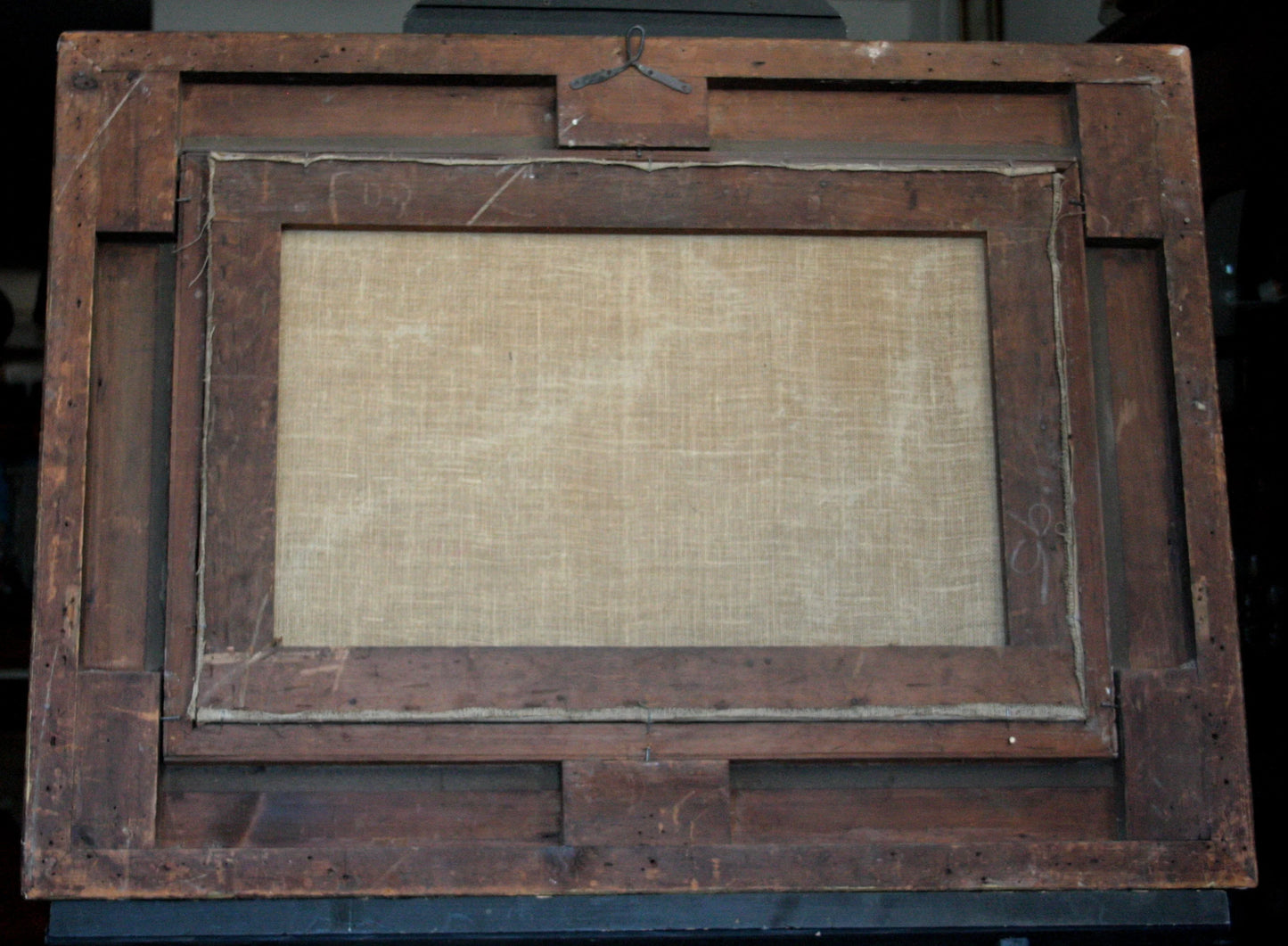 Cornice in legno scuro con inserto in tessuto intrecciato dellopera joseph paul pettitt e george young the mussel gatherers south coast gatherers