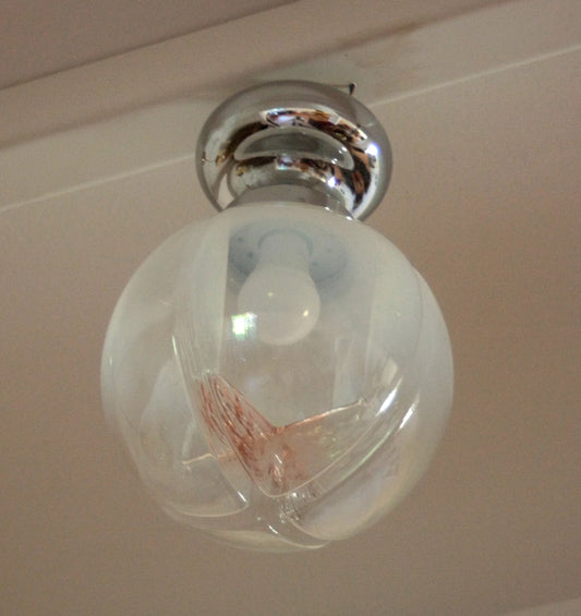 Lampada da soffitto cromata con vetro soffiato rotondo di Murano Italia anni 60 e base in cromo