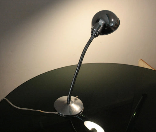 Lampada da tavolo vintage nera con collo doca in metallo cromato degli anni 60 per uso tavolo vintage anni