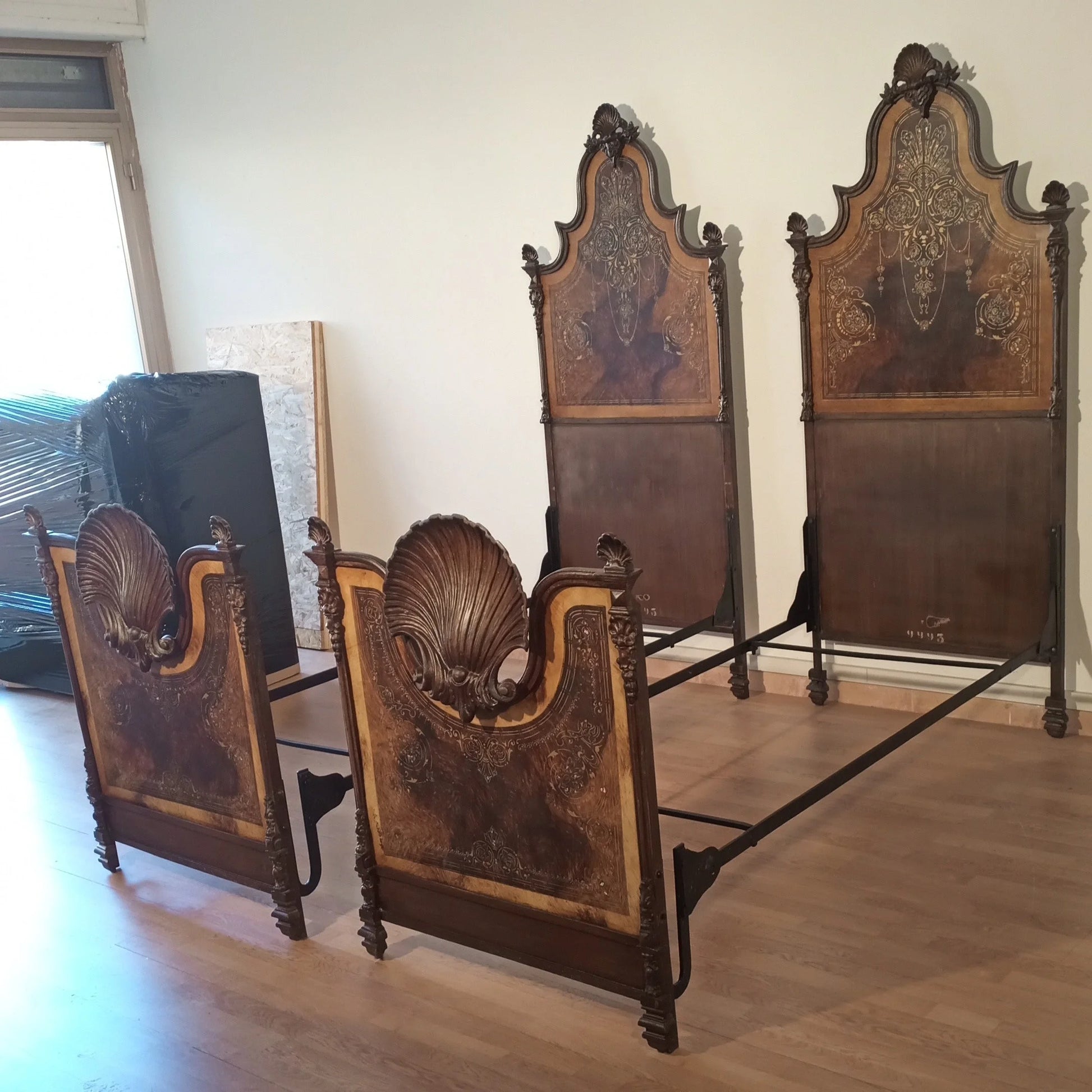 Letto italiano xix secolo in ferro battuto decorato con madreperla e finto legno per arredare casa elegante