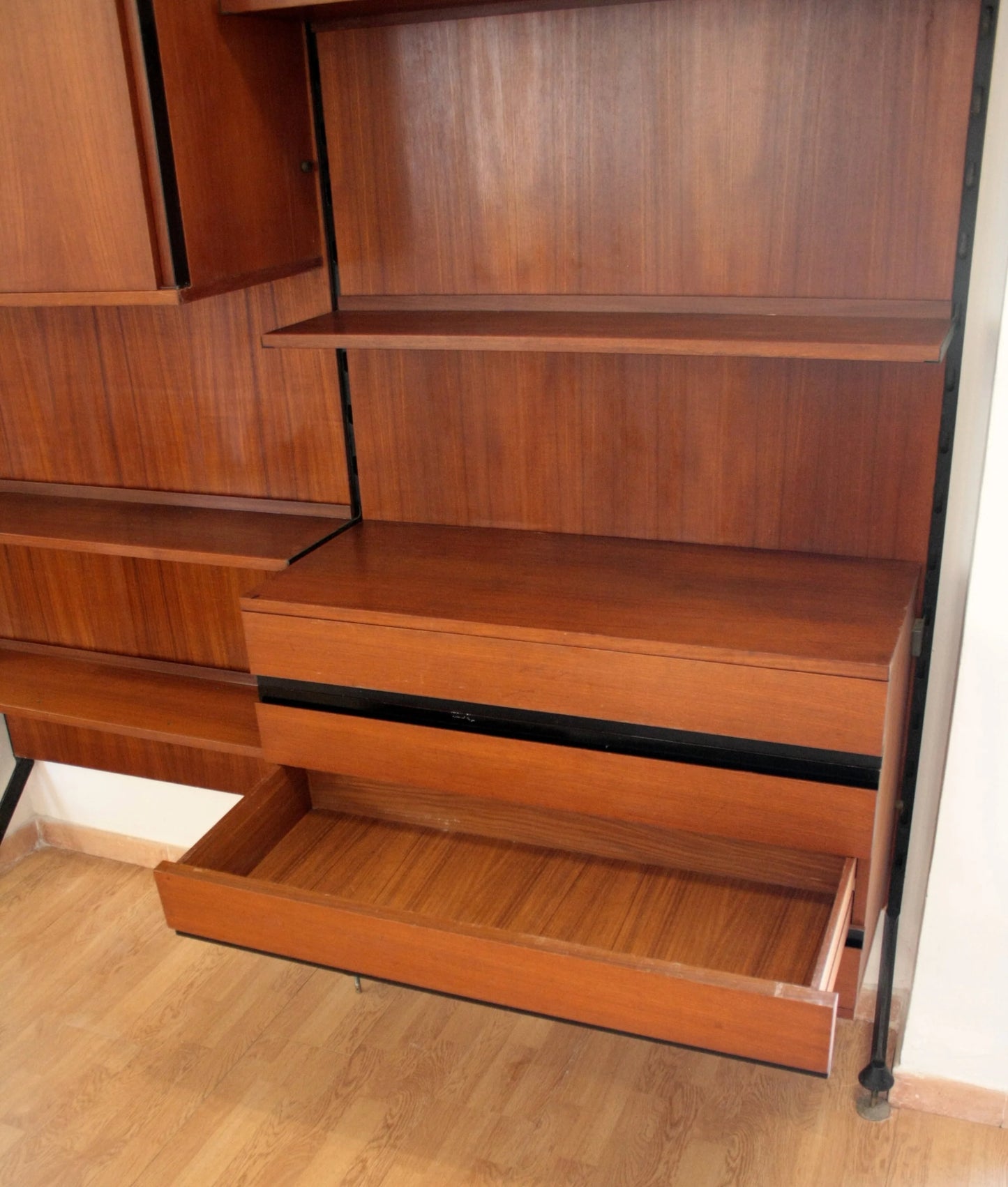 Libreria due moduli in legno con cassetto aperto parete modulare urio disegnata da ico e luisa parisi anni 60