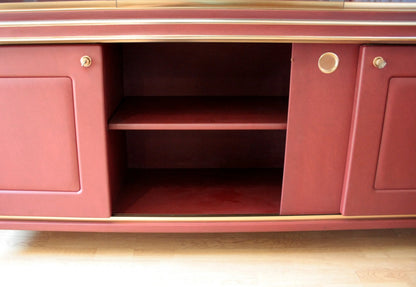 Credenza o libreria a due corpi in similpelle bordeaux con ante scorrevoli design italiano d’epoca di umberto mascagni negli anni cinquanta