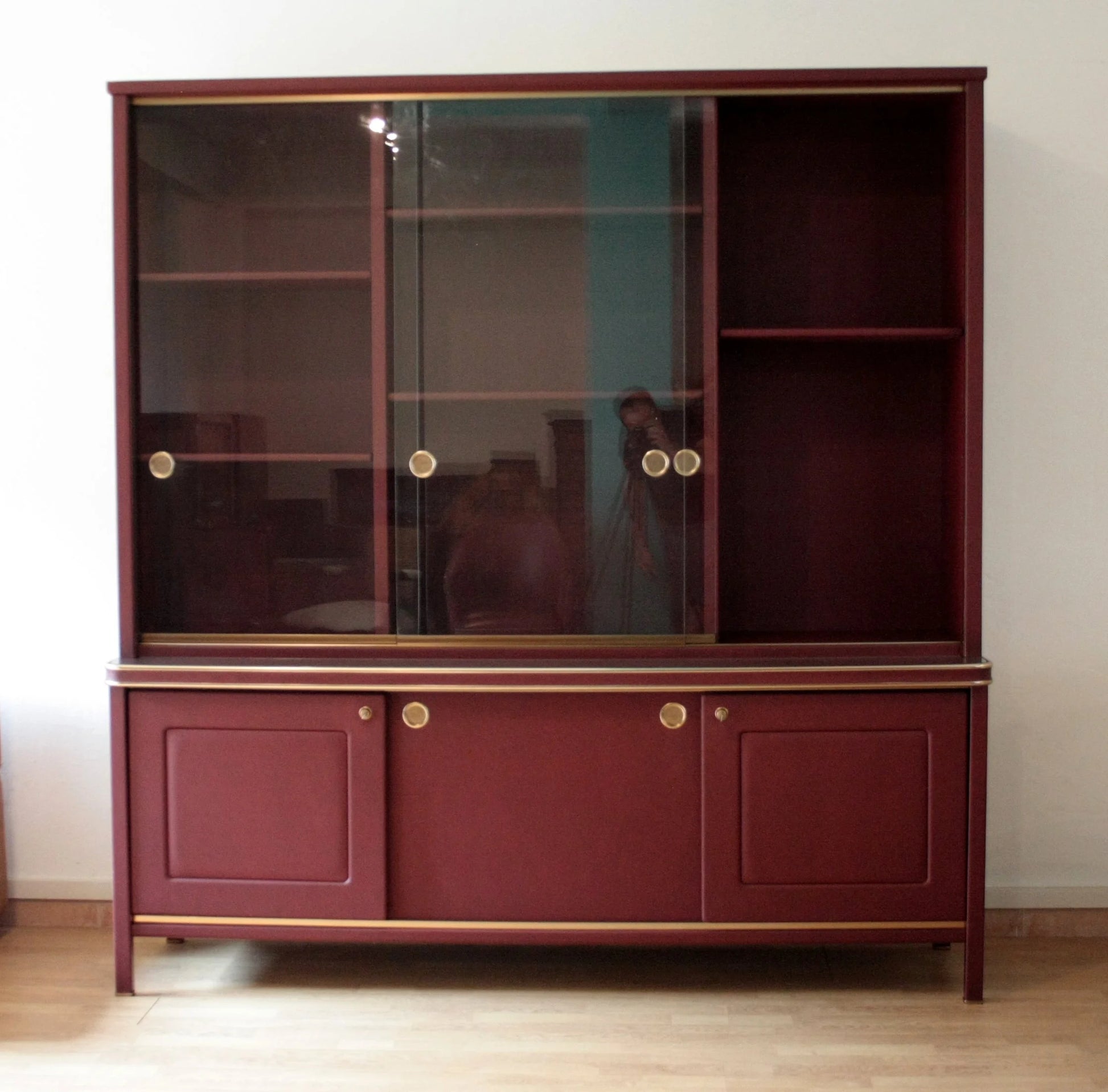 Credenza o libreria a due corpi in similpelle bordeaux con porte scorrevoli di umberto mascagni design italiano d epoca