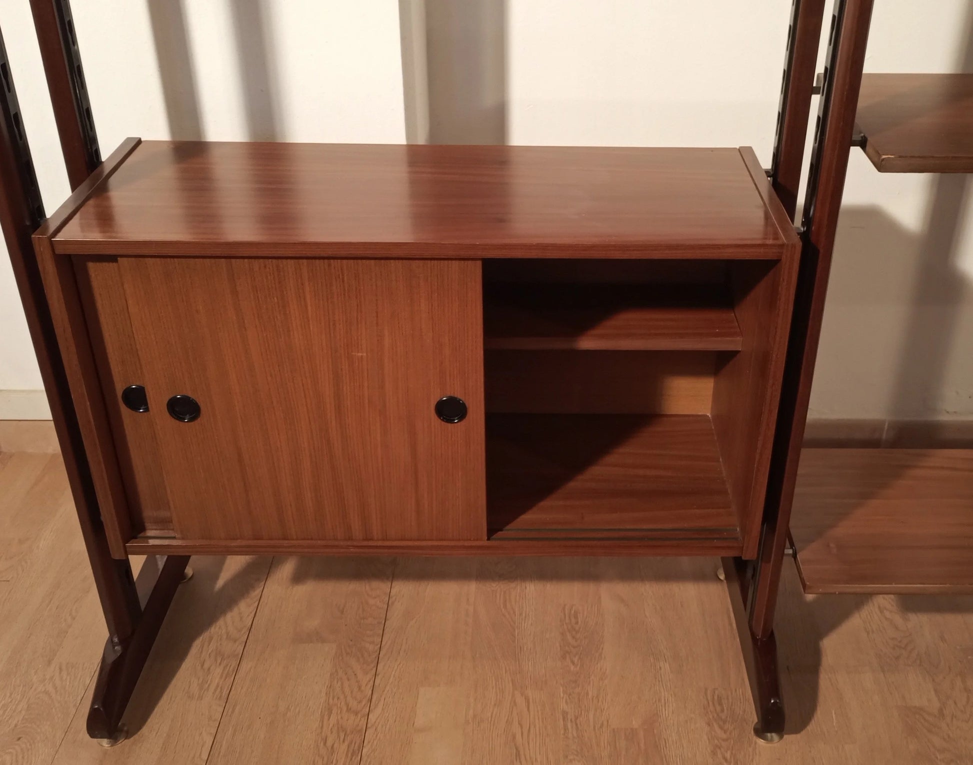 Originale libreria vintage modulare in teak con ante scorrevoli e supporti scuri, anni 60 italy