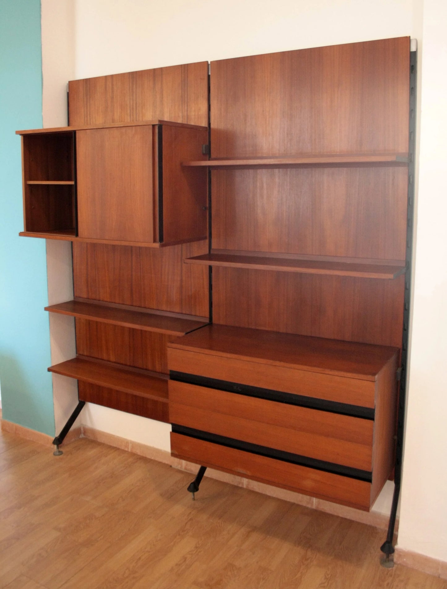 Sistema a parete modulare urio libreria 60’s in legno con due moduli design urio disegnata da ico e luisa parisi