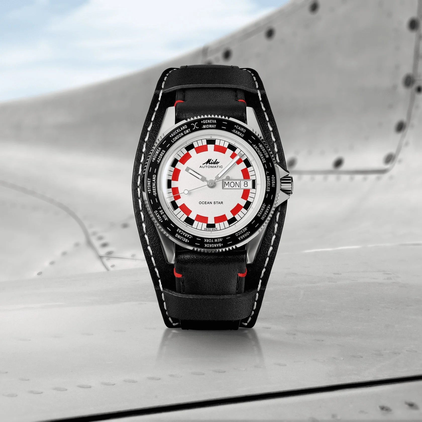 Orologio mido ocean star worldtimer da 40mm con cassa argento, quadrante rosso e nero a scacchi e cinturino in pelle nera