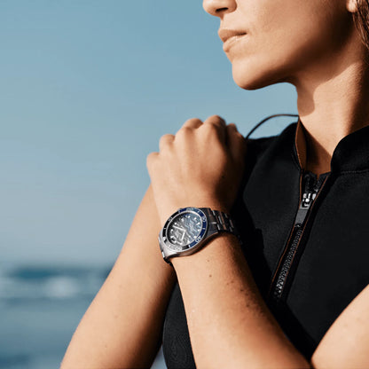 Mido orologio ocean star 39mm automatico in acciaio con quadrante blu e ghiera argento al polso femminile