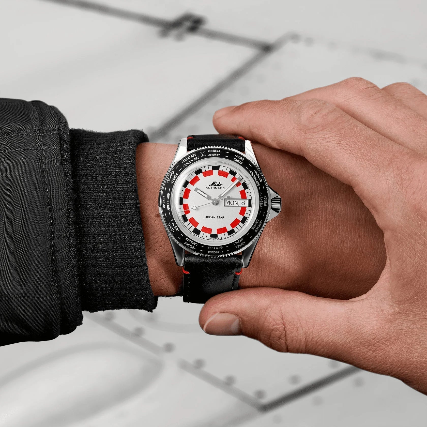 Orologio mido ocean star worldtimer argento automatico con quadrante rosso e nero e cinturino in pelle nera