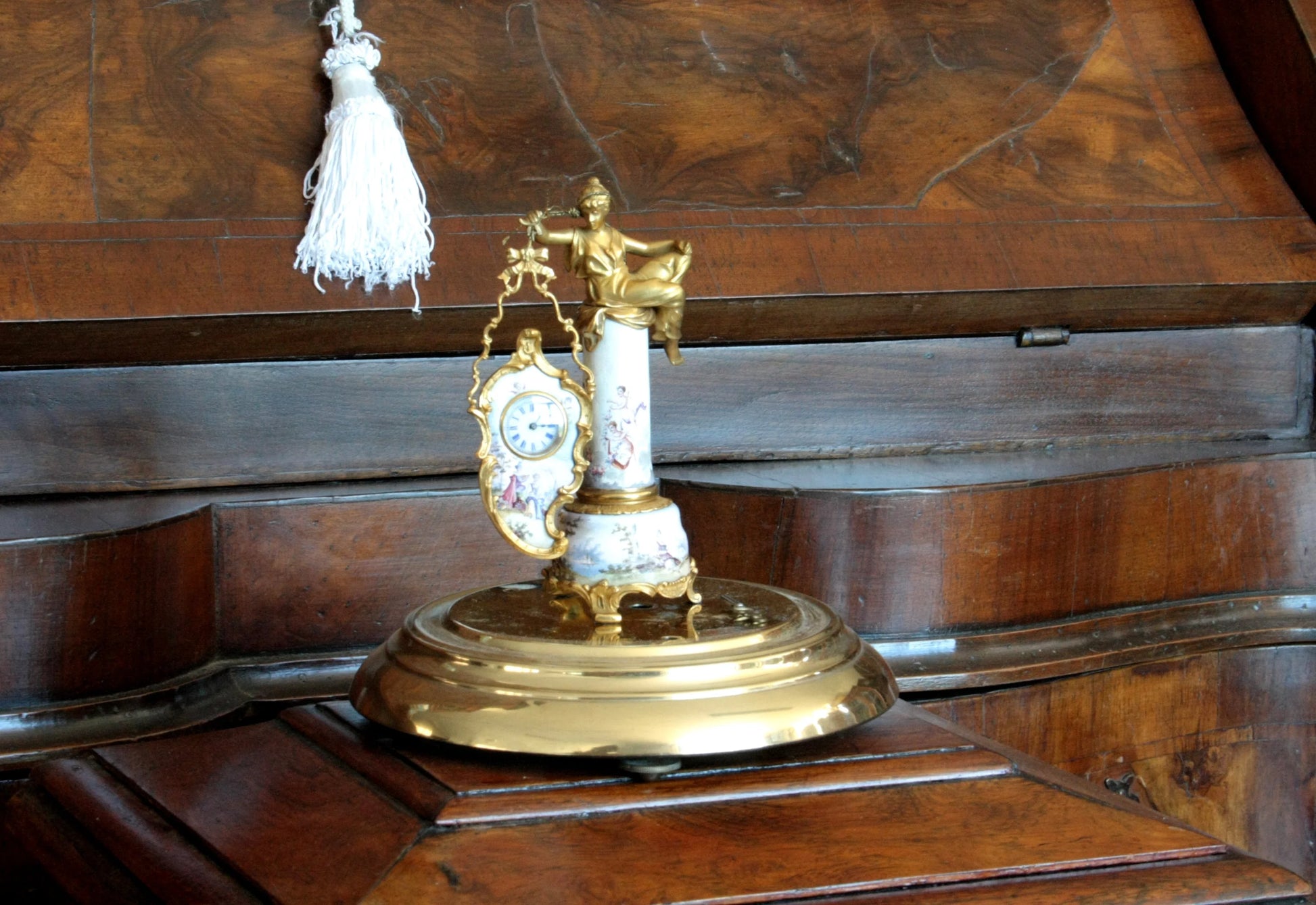 Orologio da tavolo in bronzo e smalti art decò xix secolo base con scena galanti e figura femminile dorata