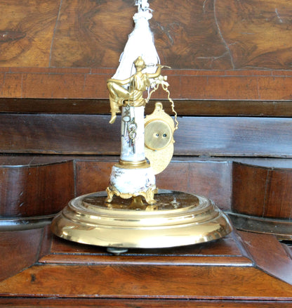Orologio da tavolo in bronzo e smalti art decò con figura femminile e scena galanti su base xix secolo